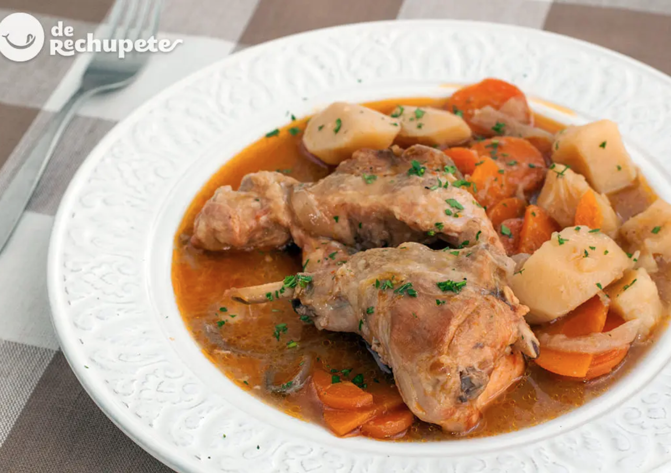 Ensalada de pimientos asados atún y huevo con estofado de conejo.